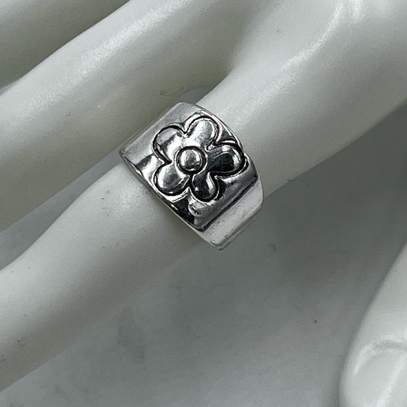 Sterling Silver With A Daisy Flower Ring
925 Sz 7.5 slightly adjustable - Picture 2 of 11
